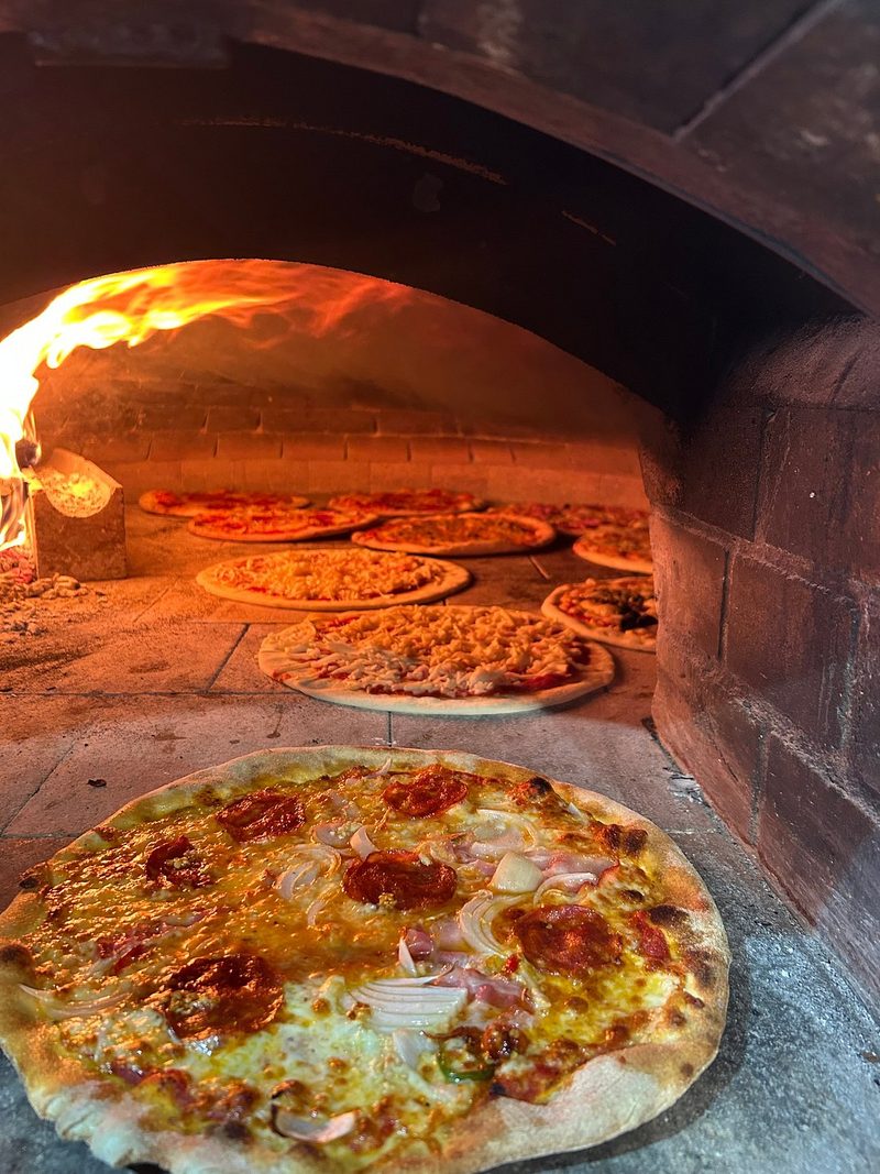 Pizza s pršutom iz peći